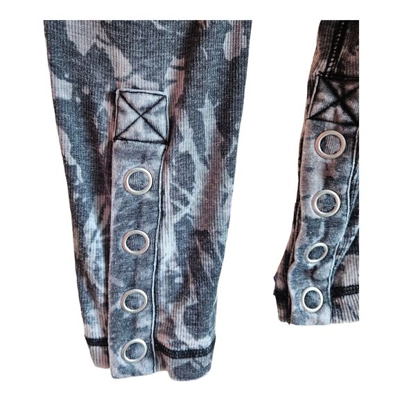 CHASER REVOLVE Women XL Evereve Camo Top Gray Boho V-Neck Side & Cuffs Snaps 46" - Picture 5 of 7